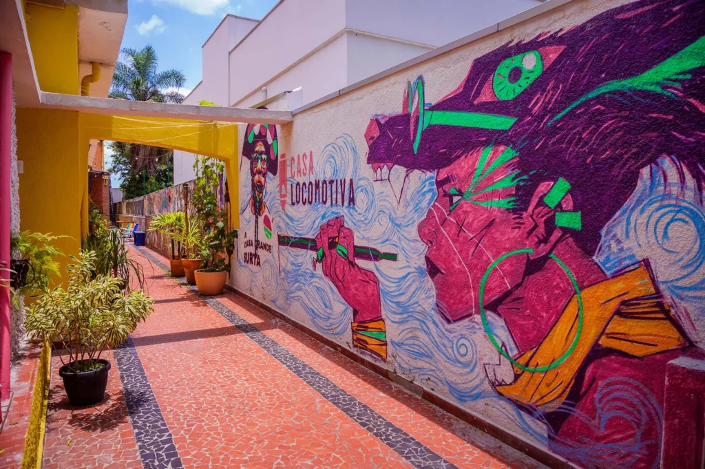 Corredor externo com mural colorido