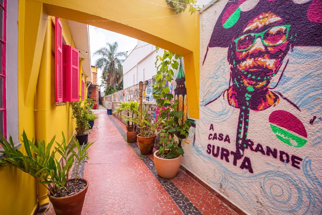 Corredor da Casa com plantas e intervenções artísticas