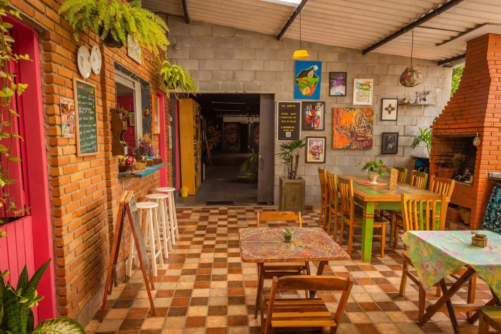 Ambiente do café com mesas e quadros