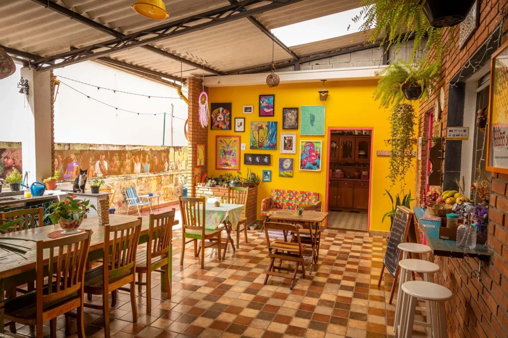 Área do café com bancos e obras nas paredes