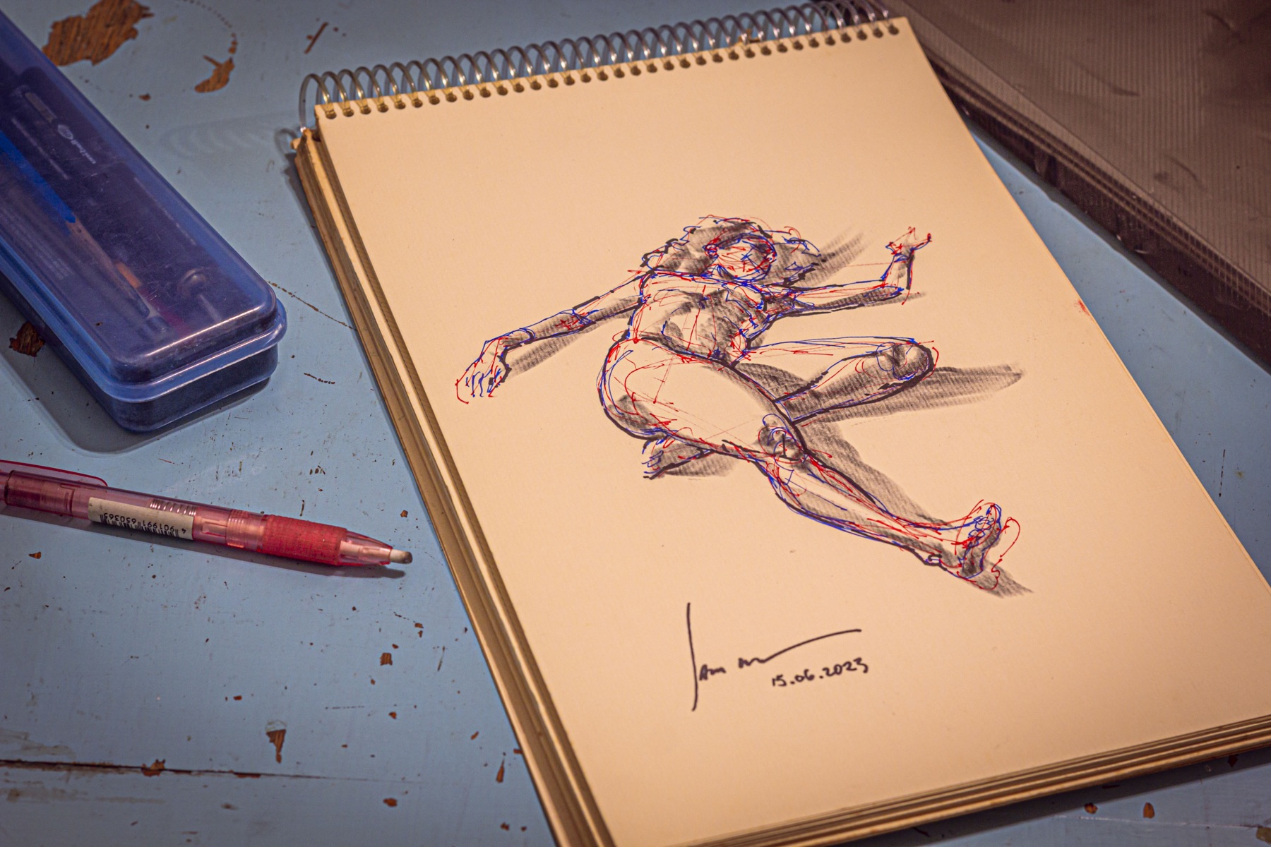 Estudo de modelo vivo desenhado em um caderno durante a sessão.