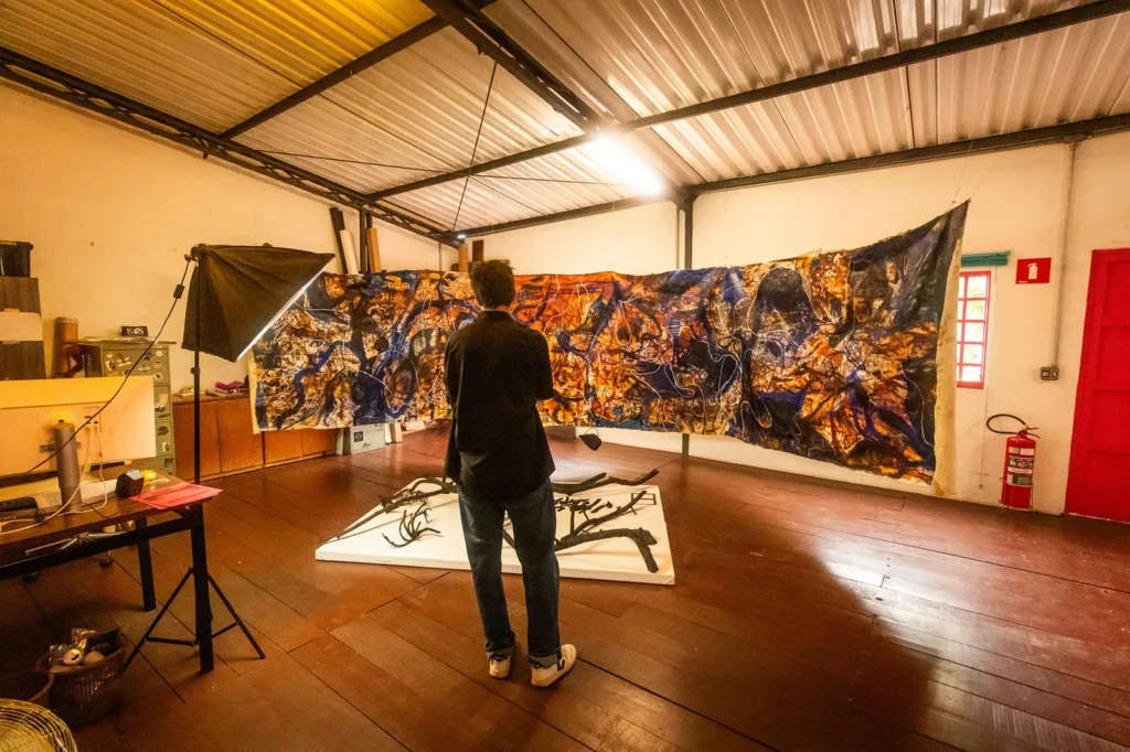 Visitante observa obras expostas no espaço da Casa Locomotiva.