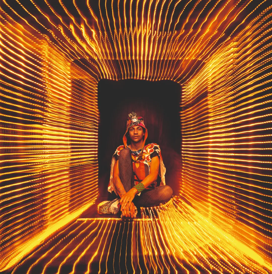 Retrato com iluminação e rastros de luz em tons de amarelo.