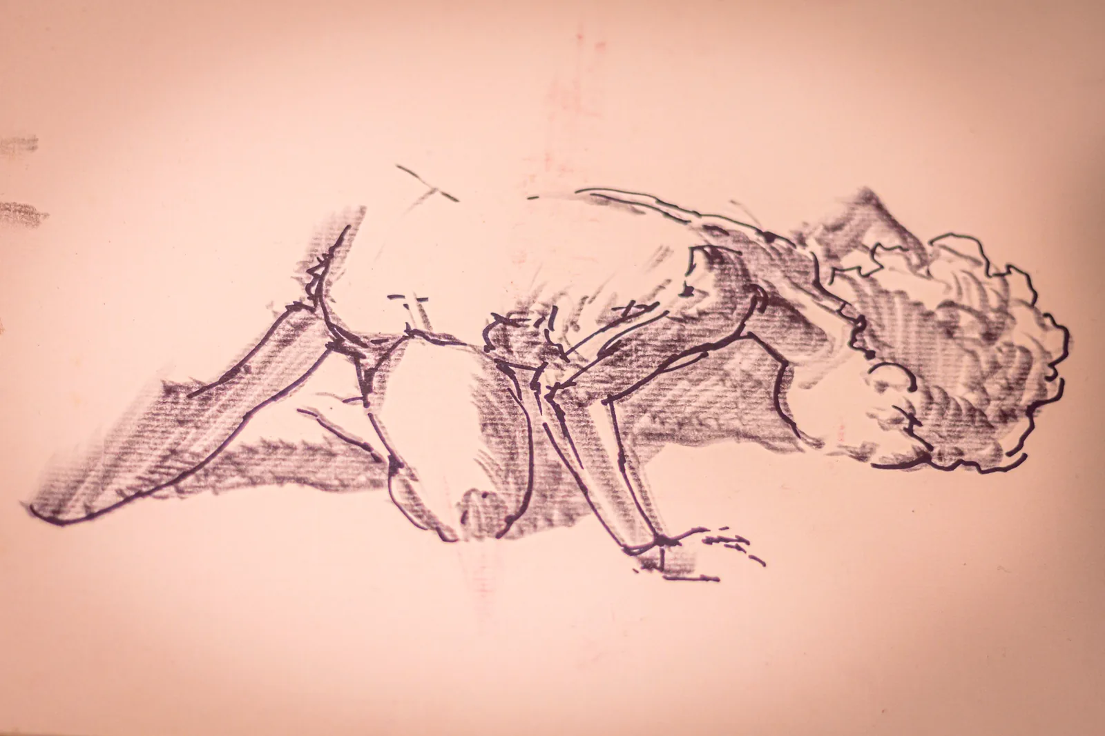 Estudo de figura humana feito com traços escuros sobre papel.